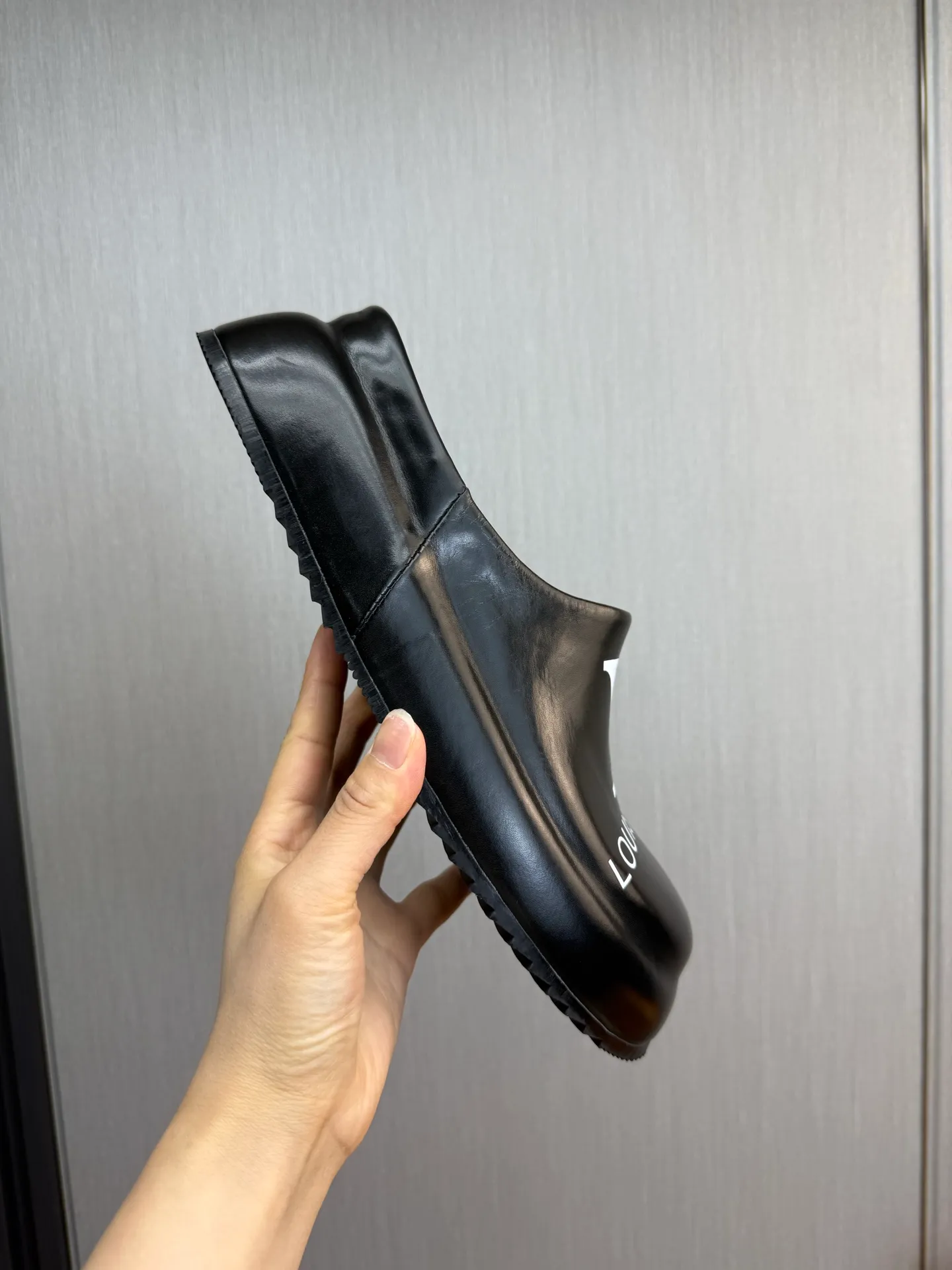 Men's shoes 💰480💰 Lv men's slippers 🩴38-45 size 45 46 🉑️Customized! Full leather slippers: cowhide on the outside, sheepskin on the inside ✅Original outsole⬆️